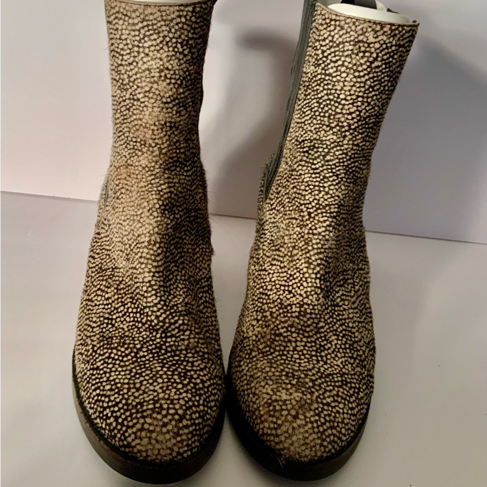 UGG..bullhide leather ankle boots - Picture 4 of 11